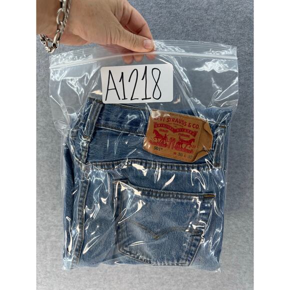 Levi's 501 Men's sz 30x32 Medium Wash Straight Cut Jeans Classic 4 Button - Picture 7 of 7